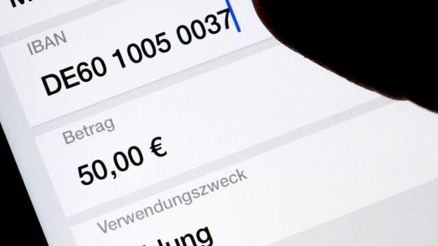 Geldgeschäfte kann man auch mit dem Smartphone erledigen. Geldgeschäfte kann man auch mit dem Smartphone erledigen.
