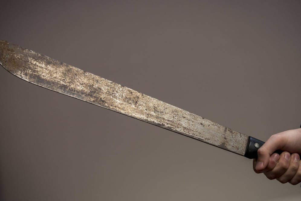 Eine Machete (Symbolbild): Auch eine solche Waffe beschlagnahmten die Beamten.