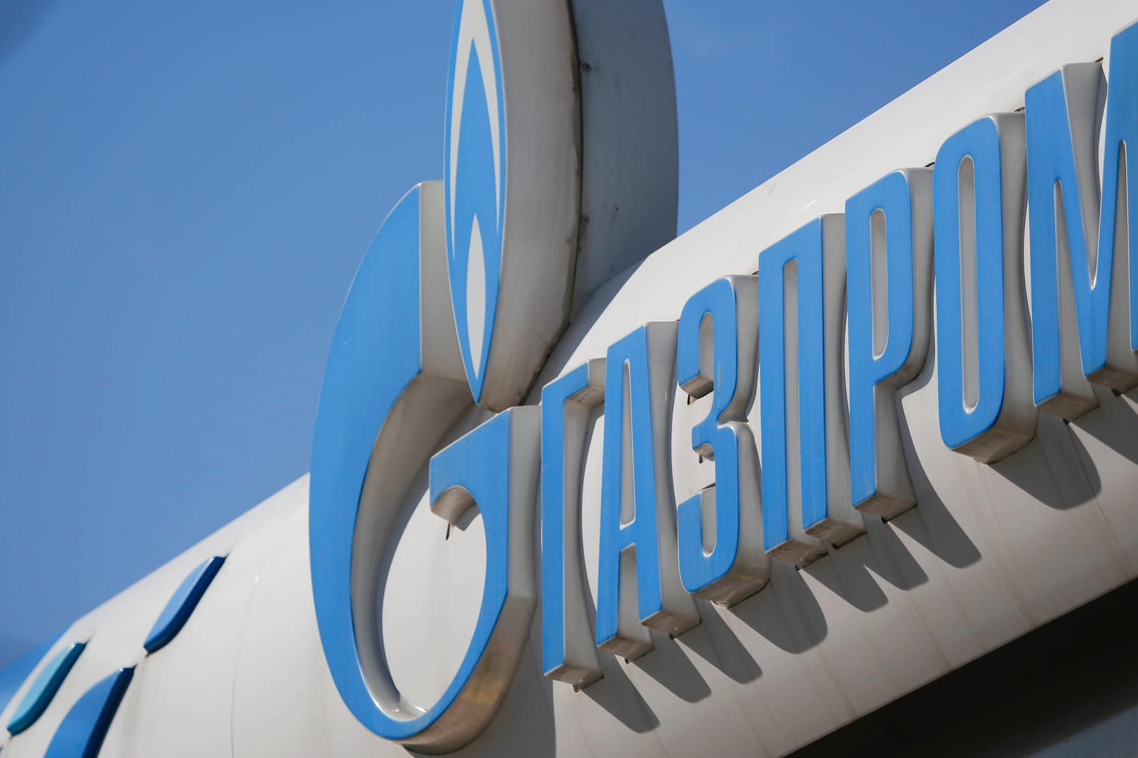 Gazprom-Logo in Moskau (Symbolbild): Der russische Konzern hat bereits mehreren europäischen Ländern den Gashahn abgedreht. Gazprom-Logo in Moskau (Symbolbild): Der russische Konzern hat bereits mehreren europäischen Ländern den Gashahn abgedreht.