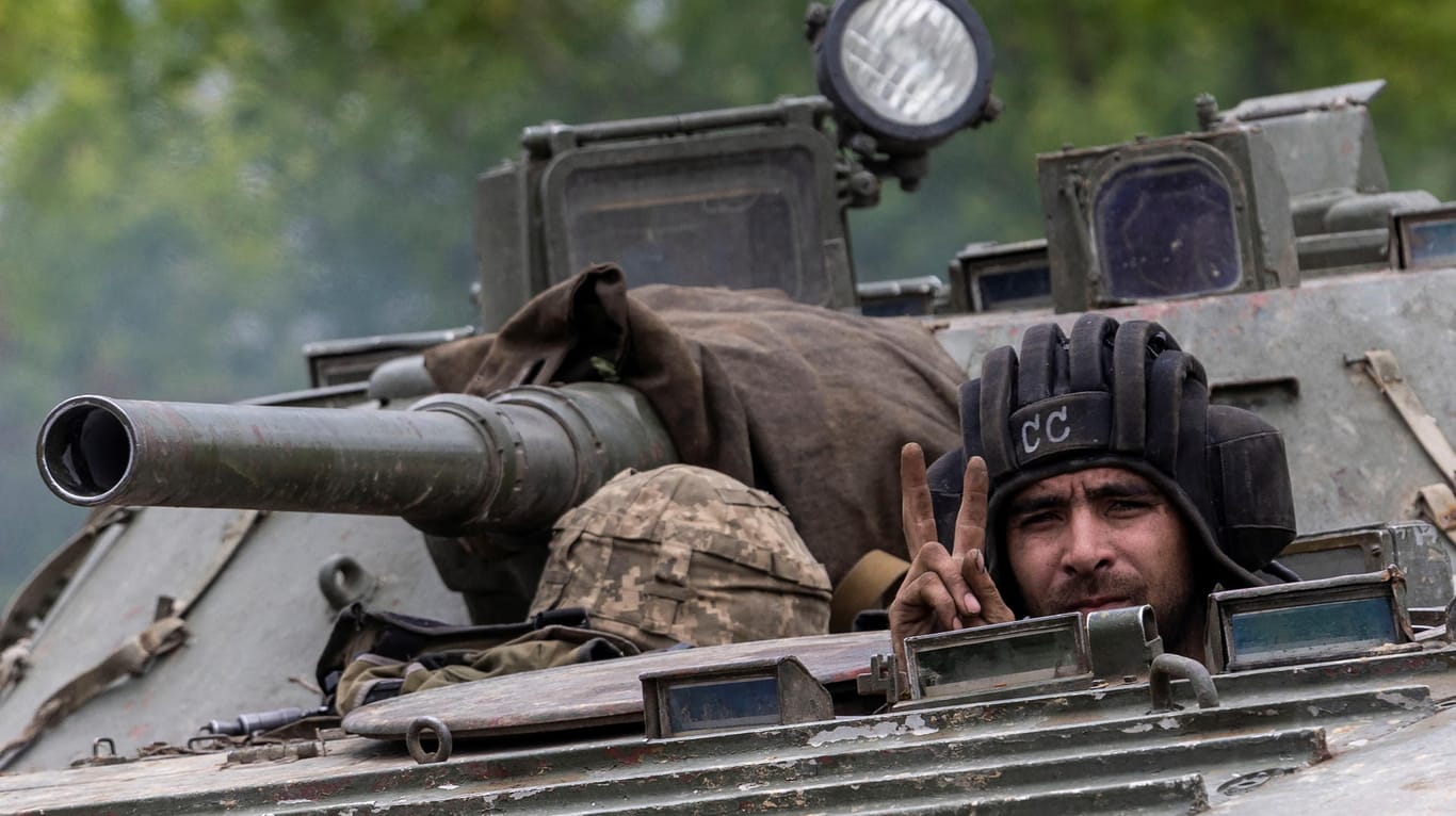 Ein ukrainischer Soldat in einem Panzer: Für die Verteidigung gegen die russischen Vorstöße benötigt die Ukraine schwere Waffen.