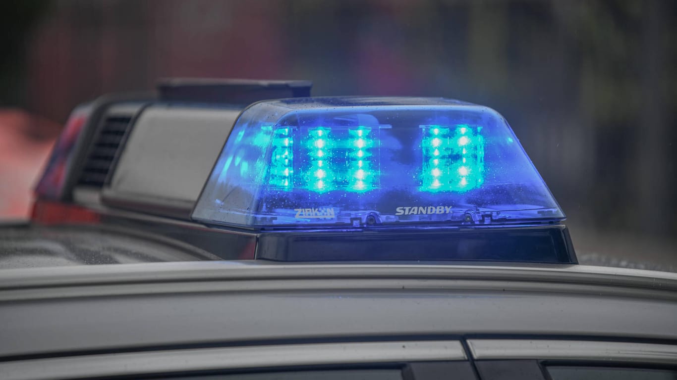 Blaulicht eines Streifenwagens (Symbolfoto): Polizisten konnten den Tatverdächtigen in einer Kneipe festnehmen. Er wird dem Haftrichter vorgeführt.