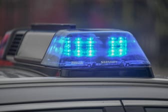 Blaulicht eines Streifenwagens (Symbolfoto): Polizisten konnten den Tatverdächtigen in einer Kneipe festnehmen. Er wird dem Haftrichter vorgeführt.