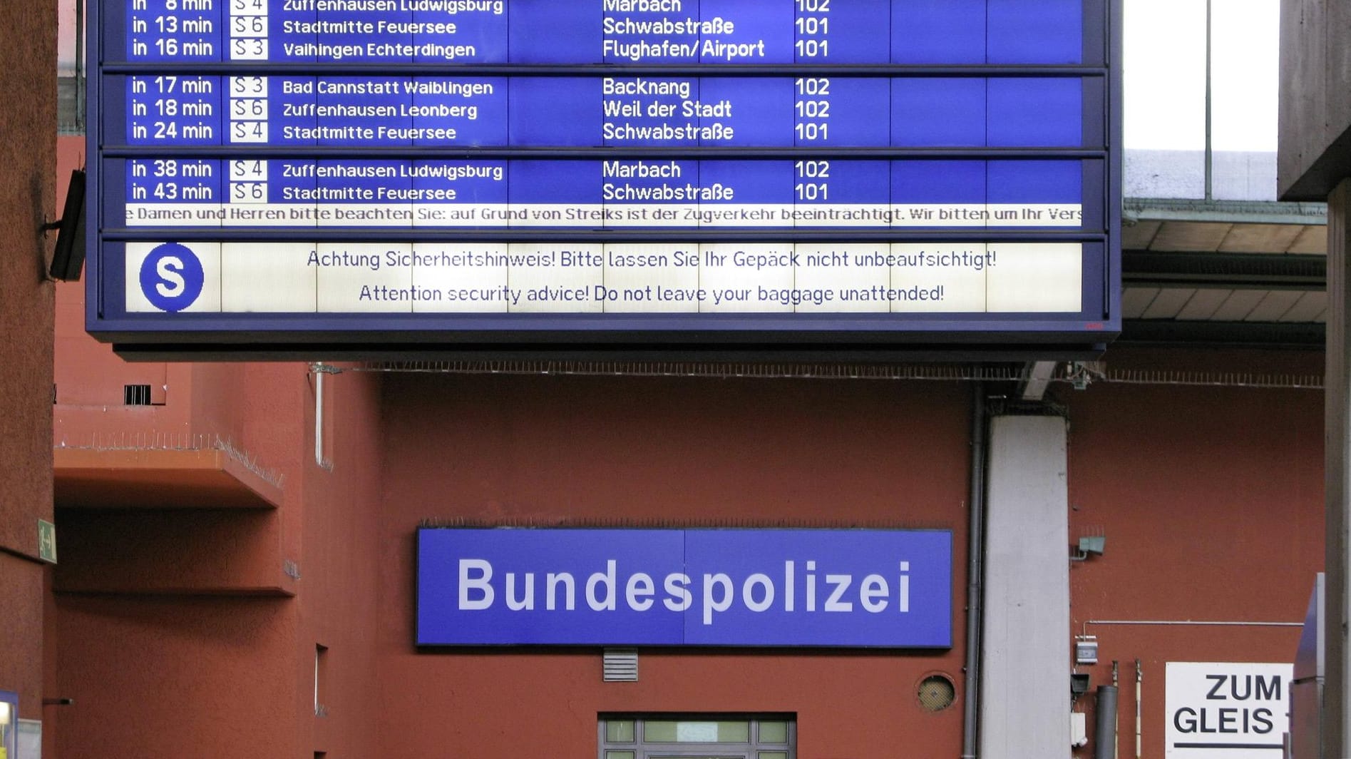 Ein Schild zur Bundespolizei Stuttgart (Symbolbild): Der Unbekannte verließ den Zug in Burgstall.