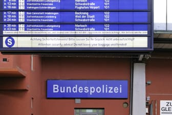 Ein Schild zur Bundespolizei Stuttgart (Symbolbild): Der Unbekannte verließ den Zug in Burgstall.