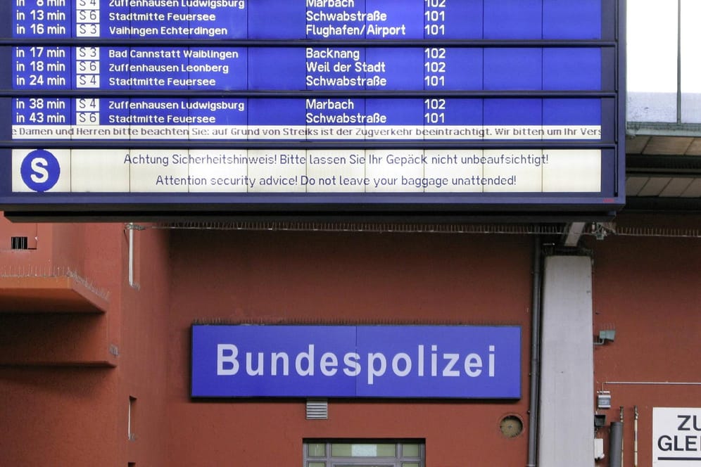 Ein Schild zur Bundespolizei Stuttgart (Symbolbild): Der Unbekannte verließ den Zug in Burgstall.