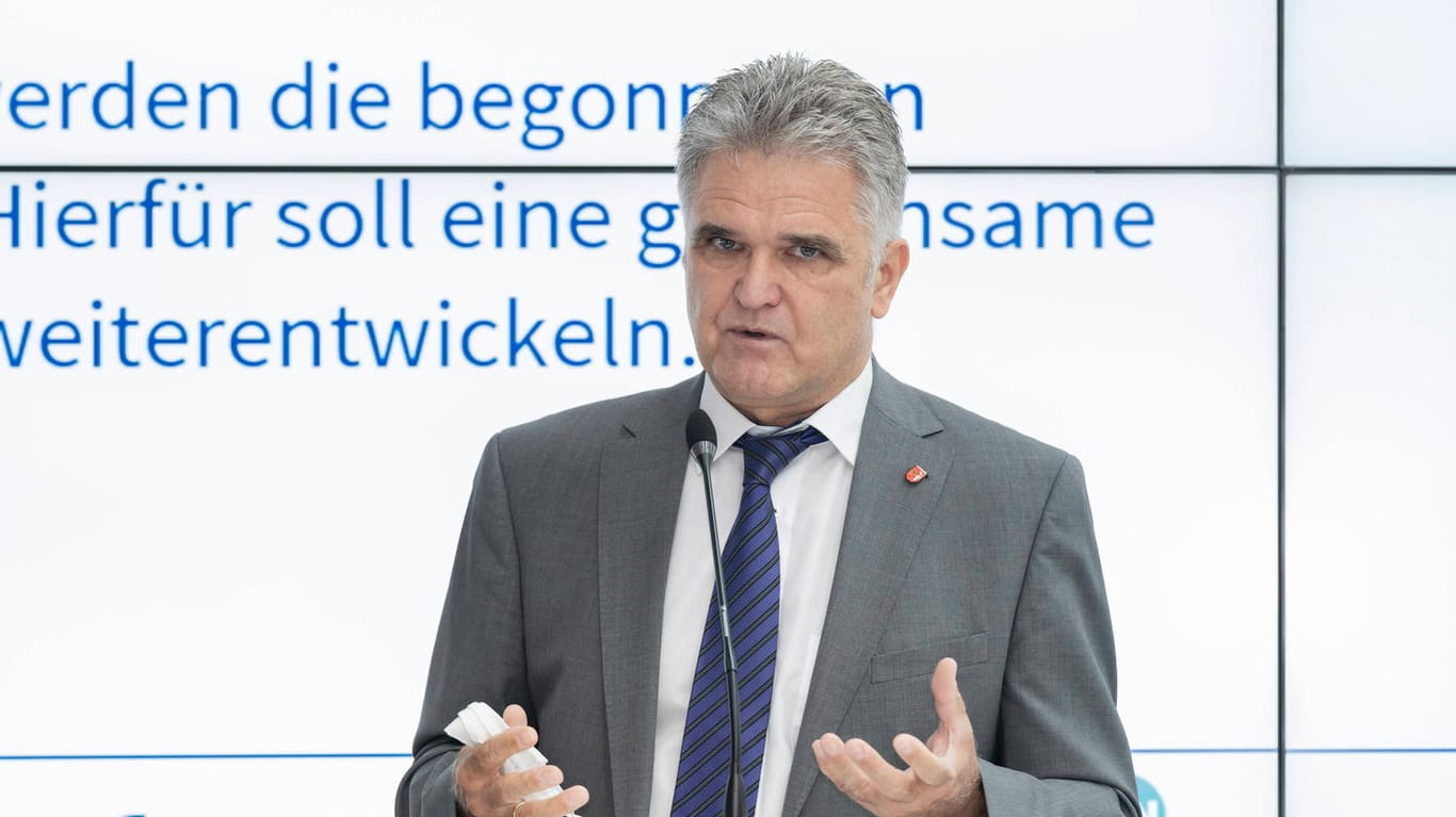 Erwin Esser bei einem Termin (Archivfoto): Der SPD-Politiker hat am Dienstag seinen letzten Arbeitstag.
