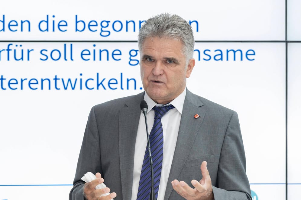 Erwin Esser bei einem Termin (Archivfoto): Der SPD-Politiker hat am Dienstag seinen letzten Arbeitstag.