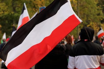 Ein Demonstrant mit Reichsflagge (Symbolbild): Mehr als 100 Teilnehmer hatten an der Versammlung teilgenommen.