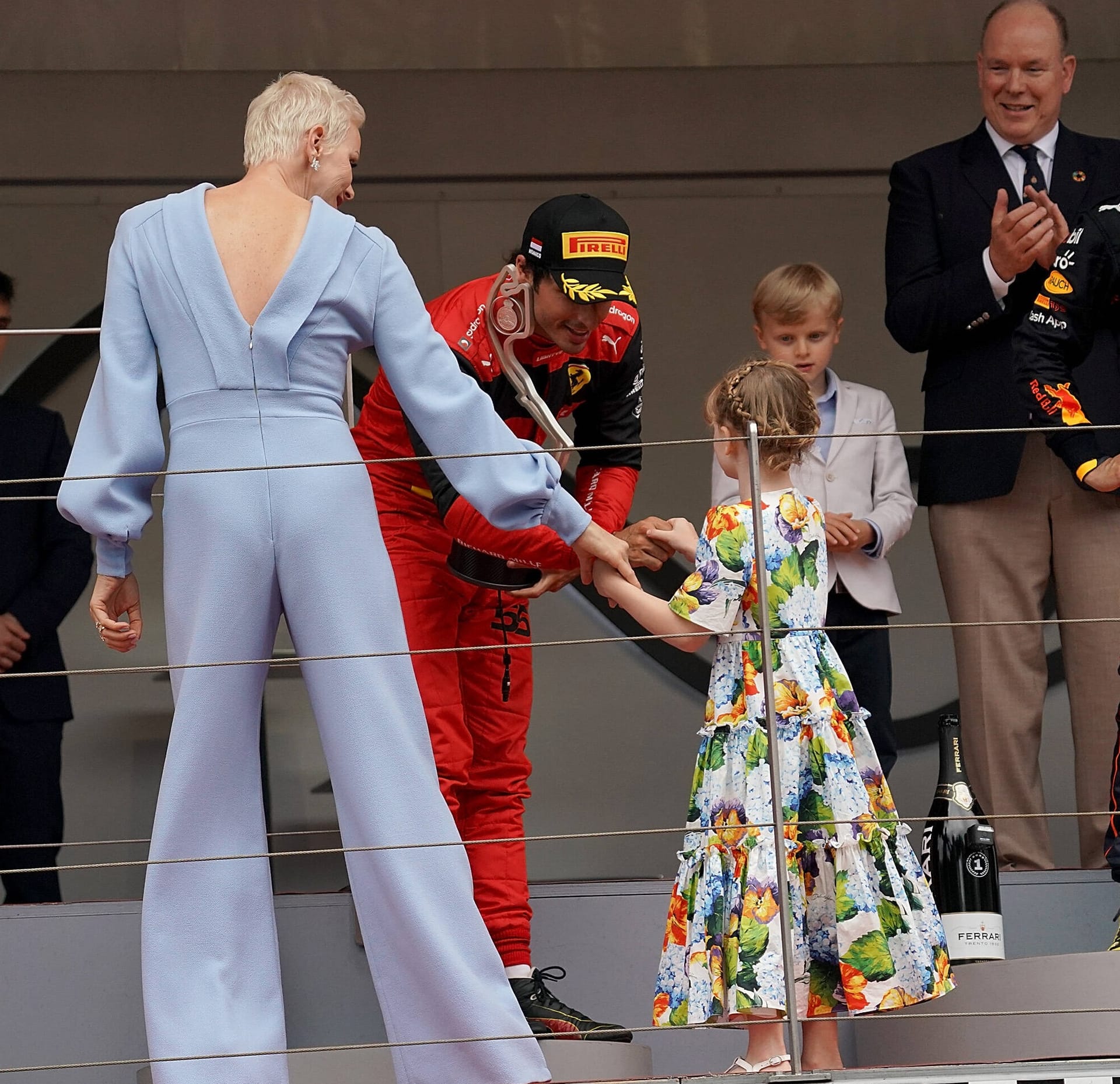 Charlène von Monaco wählte einen Einteiler mit tiefem Rückenausschnitt.