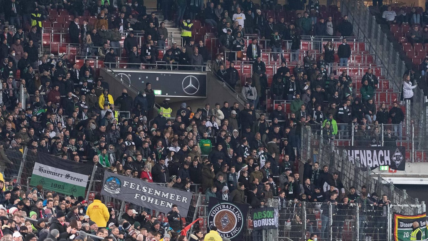 Fans von Borussia Mönchengladbach im Gästeblock (Archivbild): Der VfB Stuttgart akzeptierte die Strafe in Höhe von 30.000 Euro.