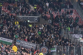 Fans von Borussia Mönchengladbach im Gästeblock (Archivbild): Der VfB Stuttgart akzeptierte die Strafe in Höhe von 30.000 Euro.