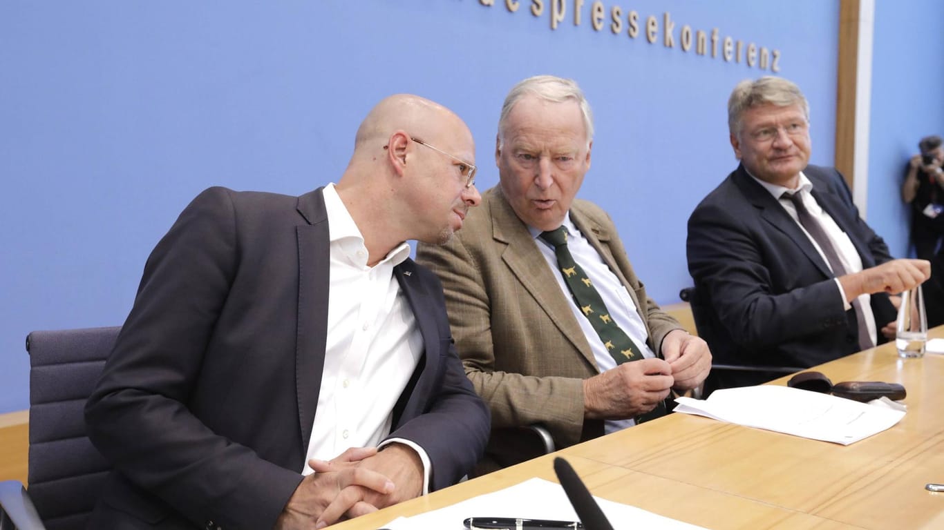 Kalbitz mit den ehemaligen AfD-Bundesvorsitzenden Alexander Gauland (M.) und Jörg Meuthen (r.): Kalbitz folgte auf Gauland als Brandenburger Landeschef, Meuthen machte gegen ihn mobil.
