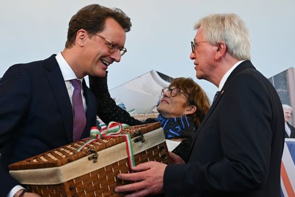 NRW-Ministerpräsident Hendrik Wüst überreicht dem scheidenden hessischen Ministerpräsidenten Volker Bouffier einen Korb.