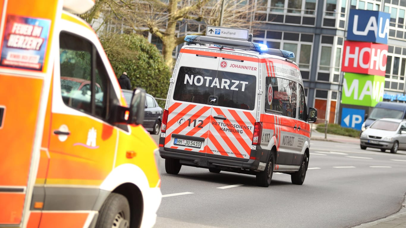 Rettungswagen in Hamburg (Symbolfoto): In der Hansestadt ist ein Patient nach einem Brand aus der Psychiatrie geflüchtet.
