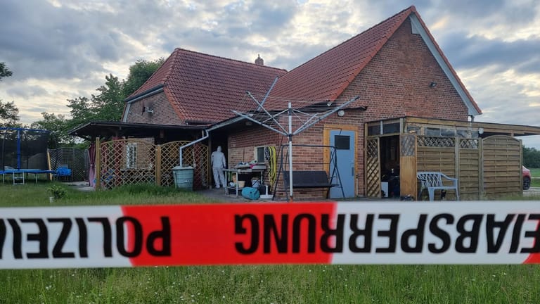 Ein Polizeiabsperrband vor einem Haus nahe Hannover: Zwei Tote wurden darin entdeckt.