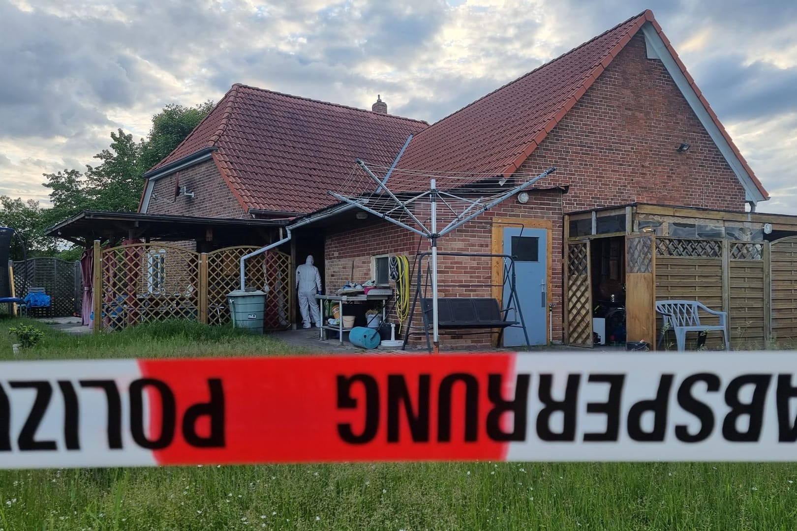 Ein Polizeiabsperrband vor einem Haus nahe Hannover: Zwei Tote wurden darin entdeckt.