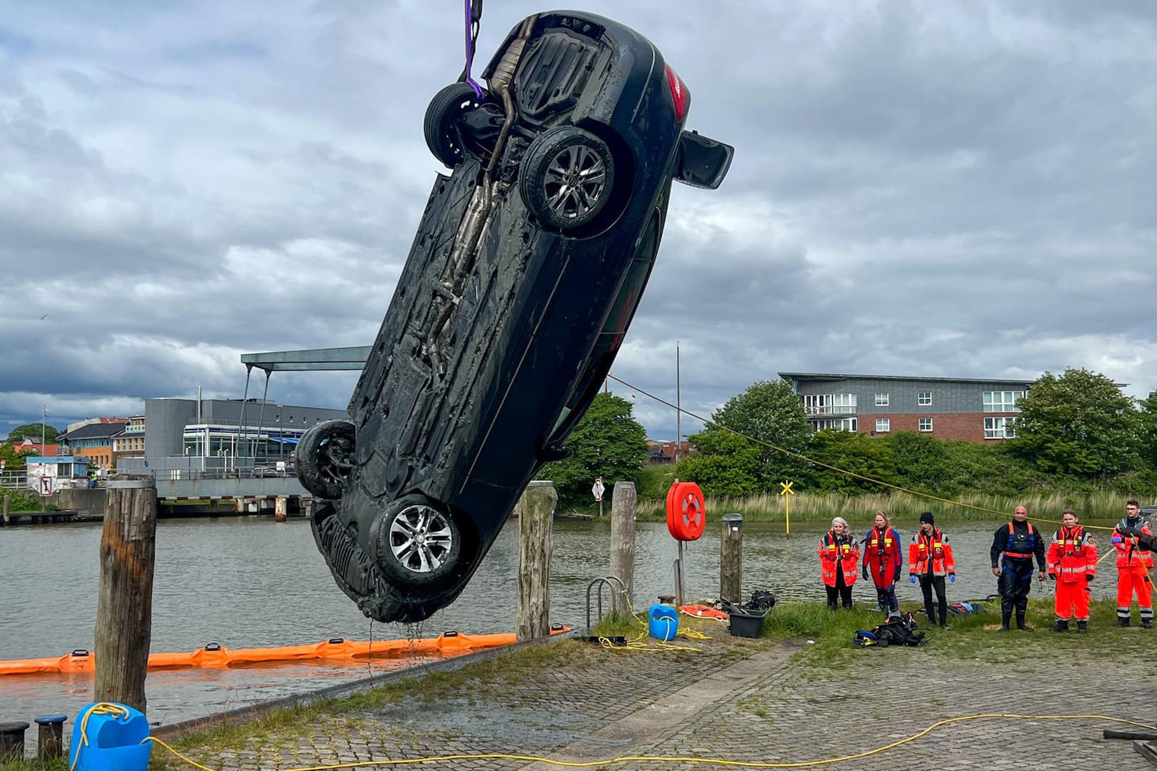 Der Wagen wird aus dem Hafenbecken in Husum gehoben: Zwei Menschen starben darin.