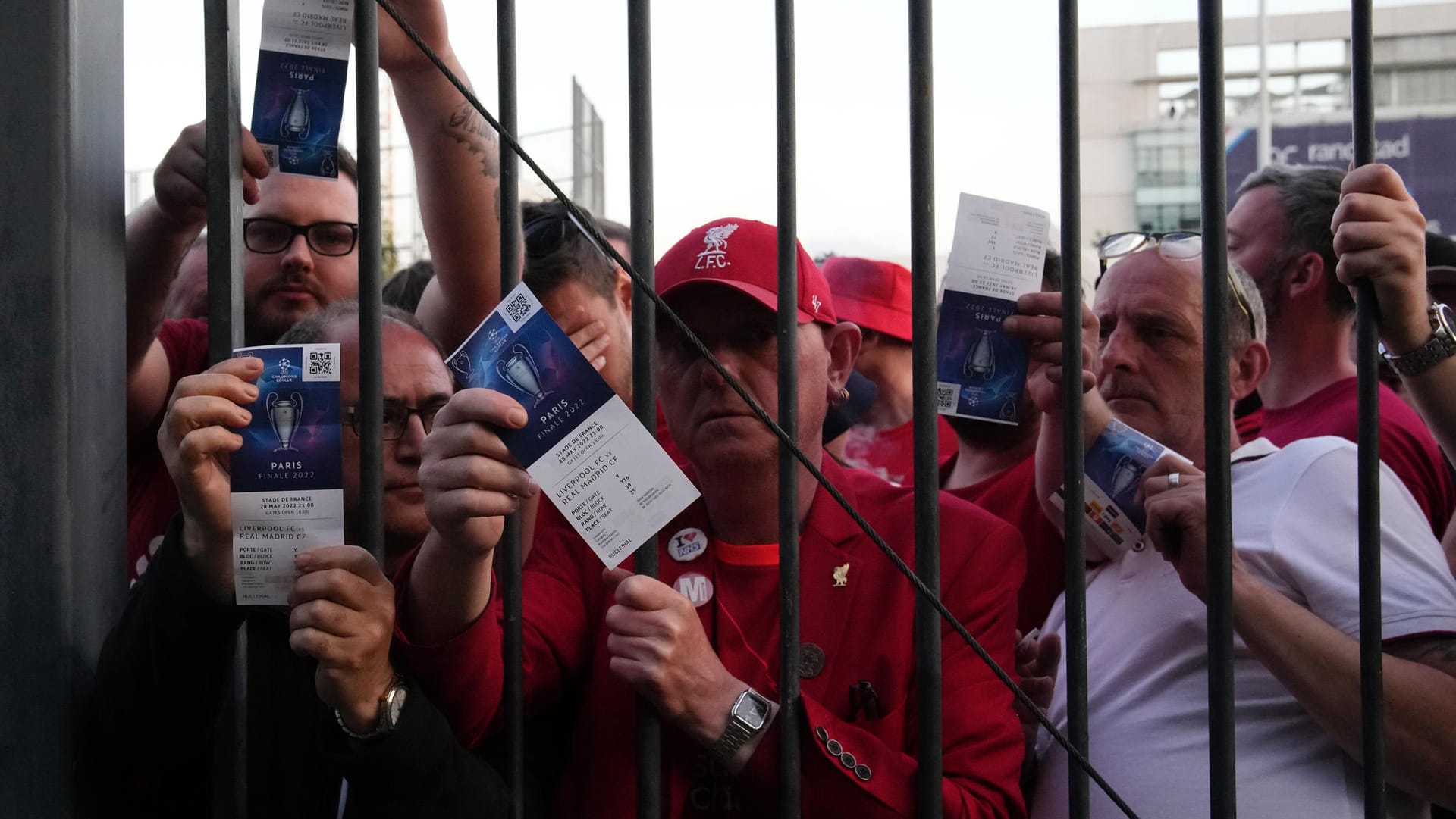 Champions-League-Finale in Paris: Liverpool-Fans zeigen ihre Eintrittskarten beim Warten vor dem Stade de France.