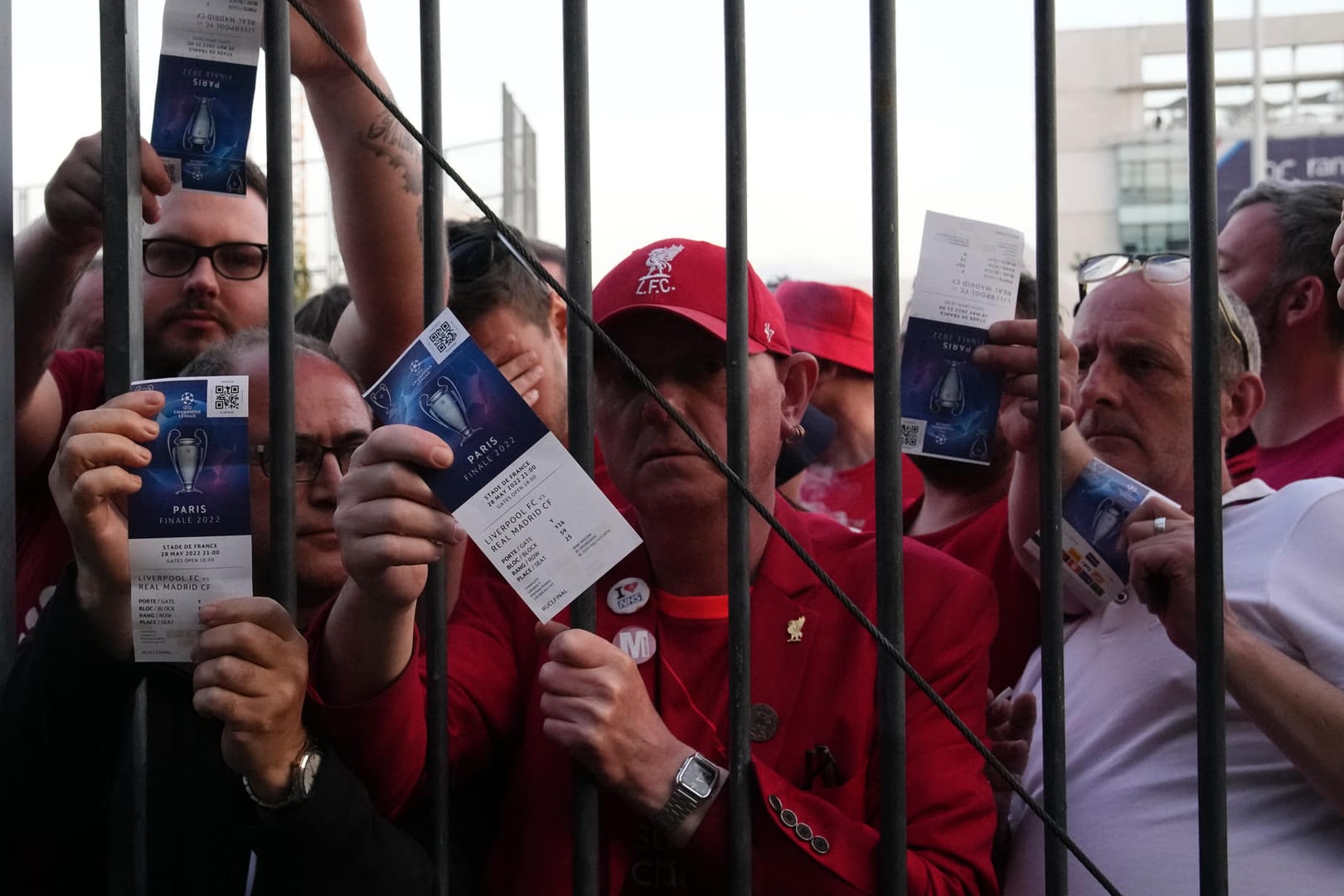 Champions-League-Finale in Paris: Liverpool-Fans zeigen ihre Eintrittskarten beim Warten vor dem Stade de France.