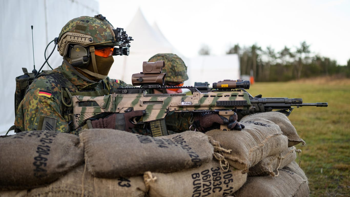 Bundeswehr-Übung mit Sturmgewehr.