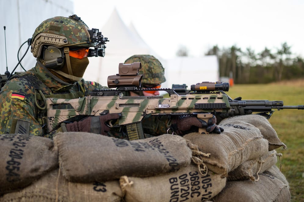 Bundeswehr-Übung mit Sturmgewehr.
