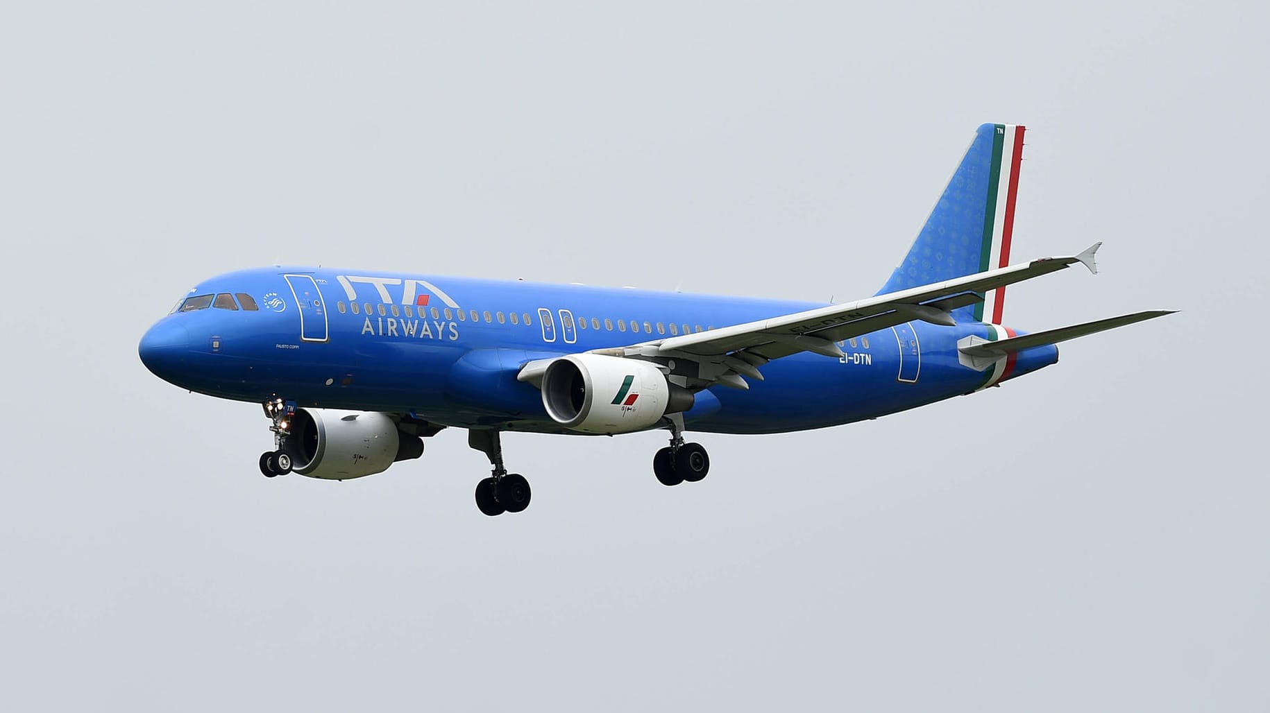 Ein Airbus A320 von ITA Airways (Archivbild): Ein Pilot der Airline soll beim Fliegen geschlafen haben. Ein Airbus A320 von ITA Airways (Archivbild): Ein Pilot der Airline soll beim Fliegen geschlafen haben.