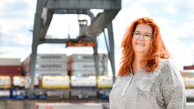 Auf dem Wasser fühlt sie sich zuhause: Wenn Binnenschifferin Iris Rutjes-Felsecker unterwegs ist, steuert sie zum Teil täglich einen anderen Hafen an.