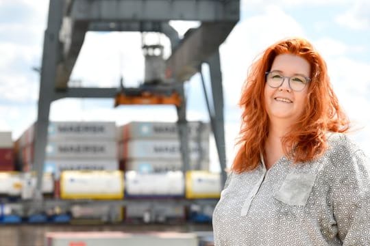 Auf dem Wasser fühlt sie sich zuhause: Wenn Binnenschifferin Iris Rutjes-Felsecker unterwegs ist, steuert sie zum Teil täglich einen anderen Hafen an.