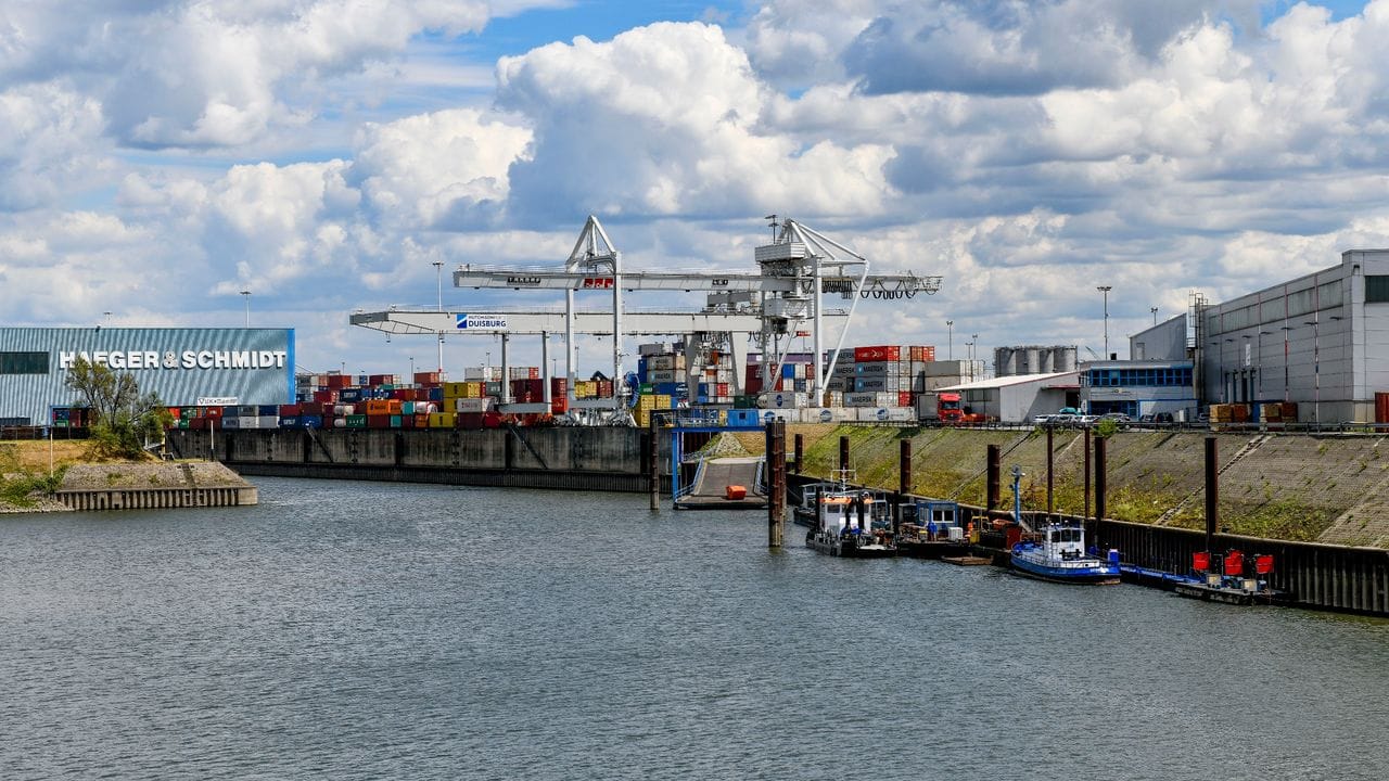 Bei jedem Wetter auf dem Wasser: Binnenschiffer und Binnenschifferinnen sind oft viele Wochen am Stück unterwegs.