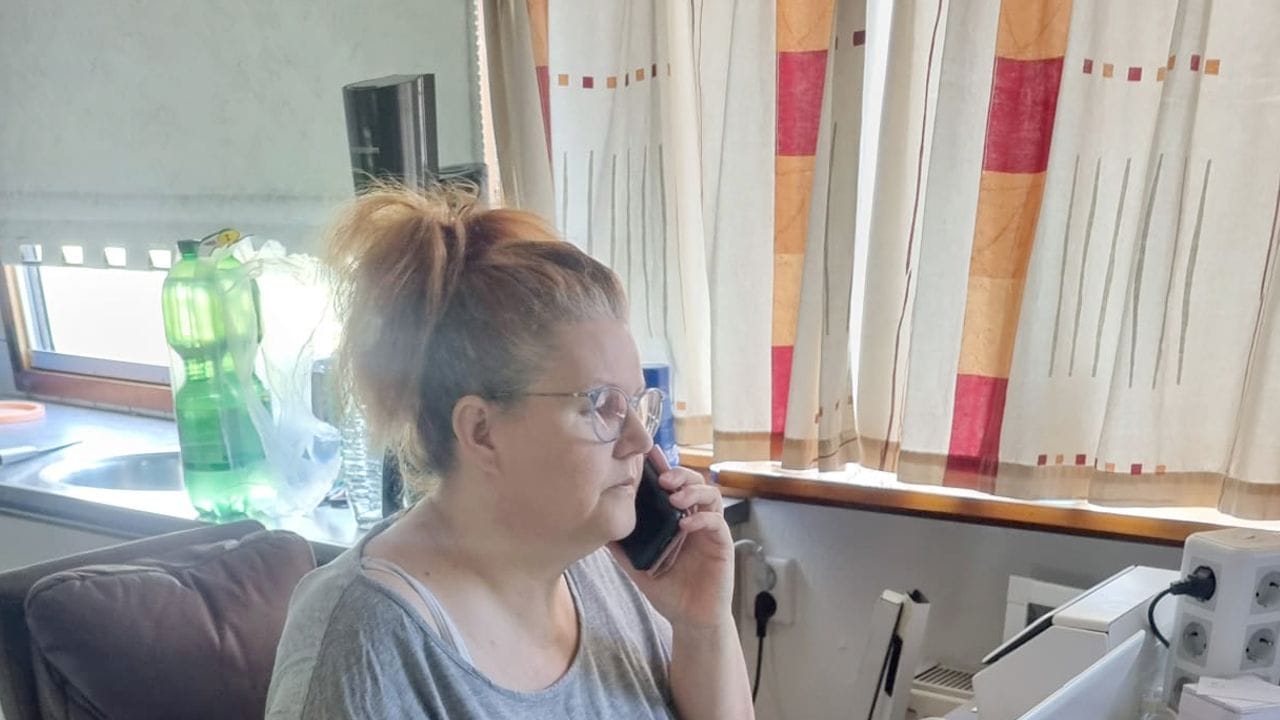 Auch administrative Aufgaben gehören zum Alltag von Binnenschifferin Iris Rutjes-Felsecker: Etwa die Buchhaltung oder die Überwachung der Be- und Entladung der Fracht.
