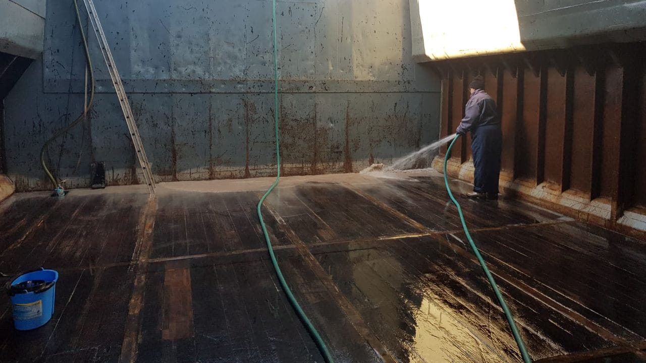 Auf dem Schiff gibt es immer was zu tun: Laderaum und Deck zu säubern, erfordert körperliche Fitness.