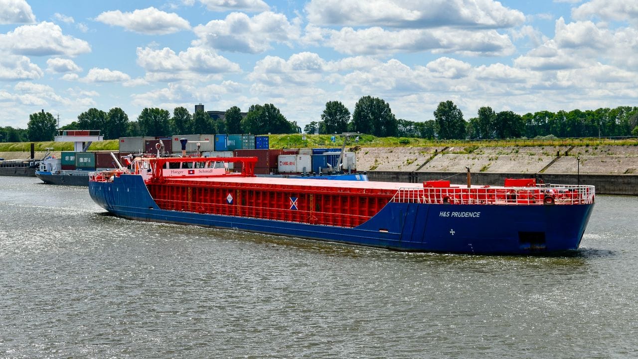 Binnenschiffer transportieren Frachtgüter über Wasserstraßen.