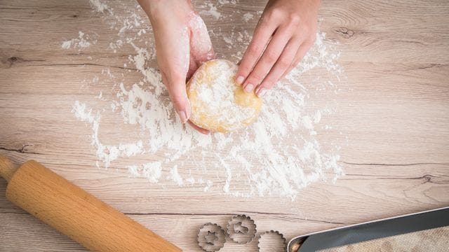 Wer beim Backen kein Weizenmehl verwenden kann oder will, muss bei glutenfreien Alternativen oft noch ein Bindemittel hinzufügen.