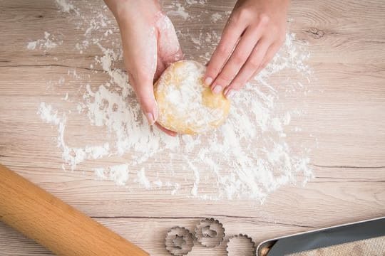 Wer beim Backen kein Weizenmehl verwenden kann oder will, muss bei glutenfreien Alternativen oft noch ein Bindemittel hinzufügen.