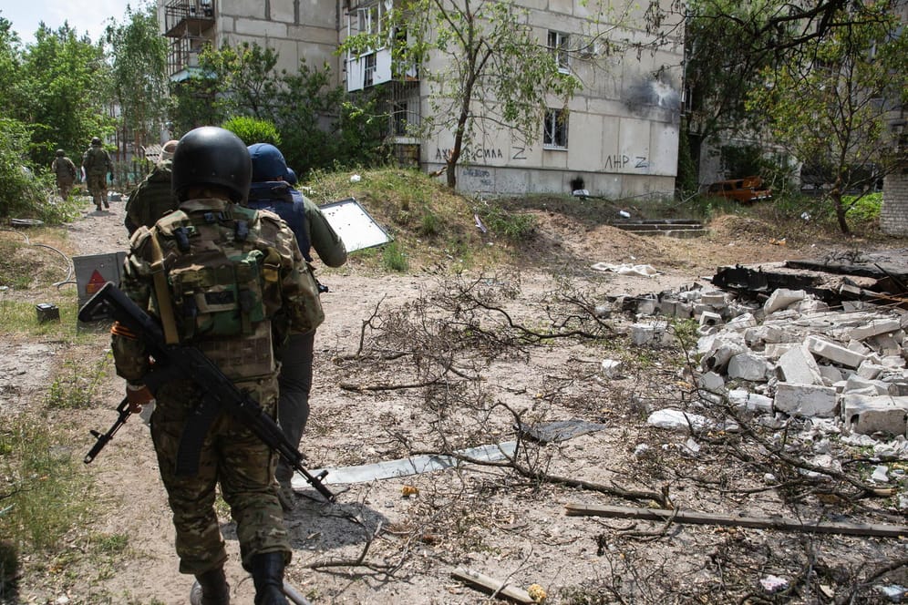 Prorussische Soldaten in Luhansk: Die Angriffe im Osten der Ukraine gehen weiter.