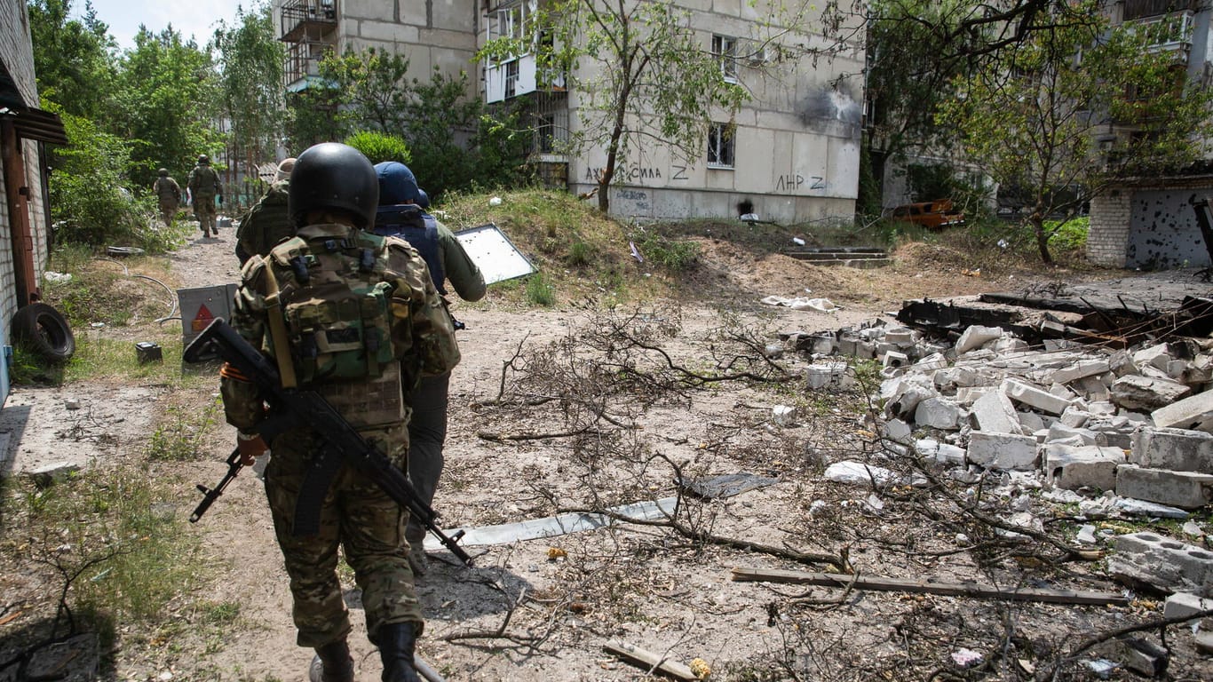 Prorussische Soldaten in Luhansk: Die Angriffe im Osten der Ukraine gehen weiter.
