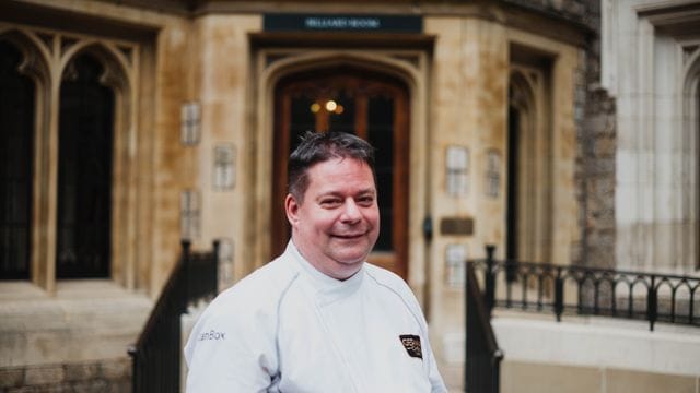 Royal Chef Stefan Pappert im Innenhof der privaten Gemächer von Schloss Windsor.