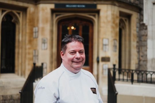 Royal Chef Stefan Pappert im Innenhof der privaten Gemächer von Schloss Windsor.