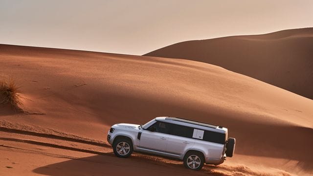 Für alle Offroad-Fans mit viel Platzbedarf: Land Rover hat angekündigt, den Defender als Langversion 130 zu produzieren.