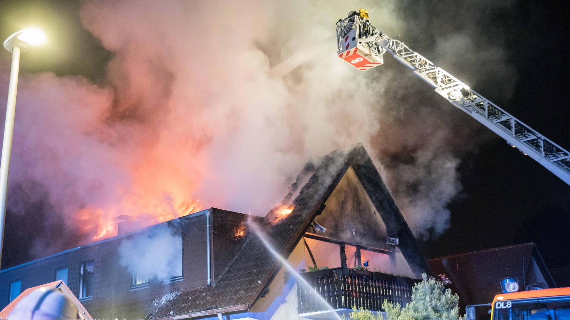 Flammen lodern aus dem Gebäude: Fünf der Bewohner konnten sich rechtzeitig aus dem Haus retten.