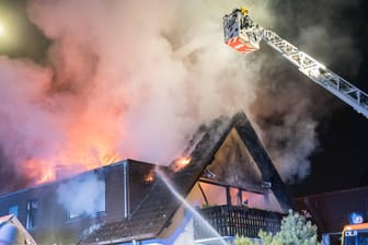 Flammen lodern aus dem Gebäude: Fünf der Bewohner konnten sich rechtzeitig aus dem Haus retten.