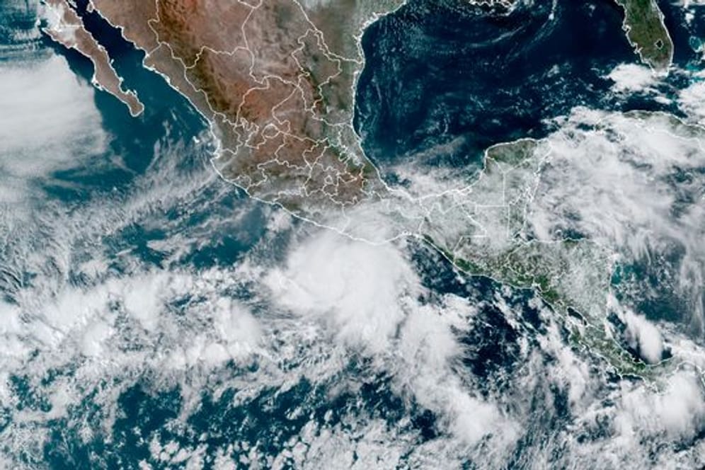 Dieses von der NOAA zur Verfügung gestellte Satellitenbild zeigt den Hurrikan "Agatha" (M) vor der Pazifikküste Mexikos.