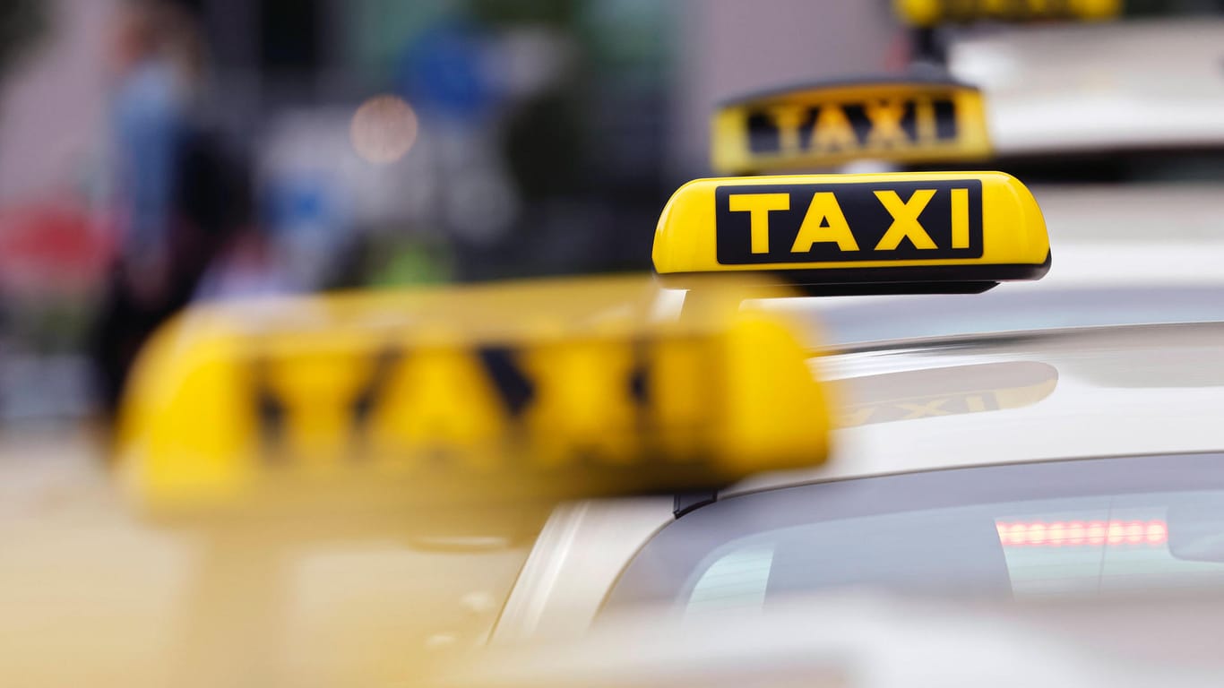 Taxi-Autos warten auf Fahrgäste (Symbolbild): Die Grundgebühr für Taxifahrten in Hamburg steigt in Hamburg ab dem 1. Juni.