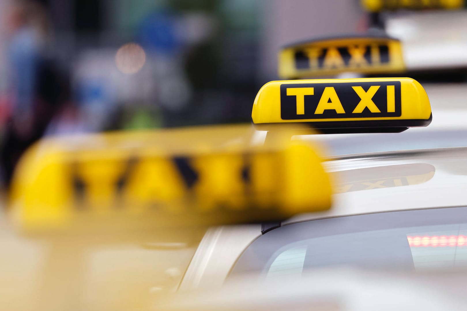 Taxi-Autos warten auf Fahrgäste (Symbolbild): Die Grundgebühr für Taxifahrten in Hamburg steigt in Hamburg ab dem 1. Juni.