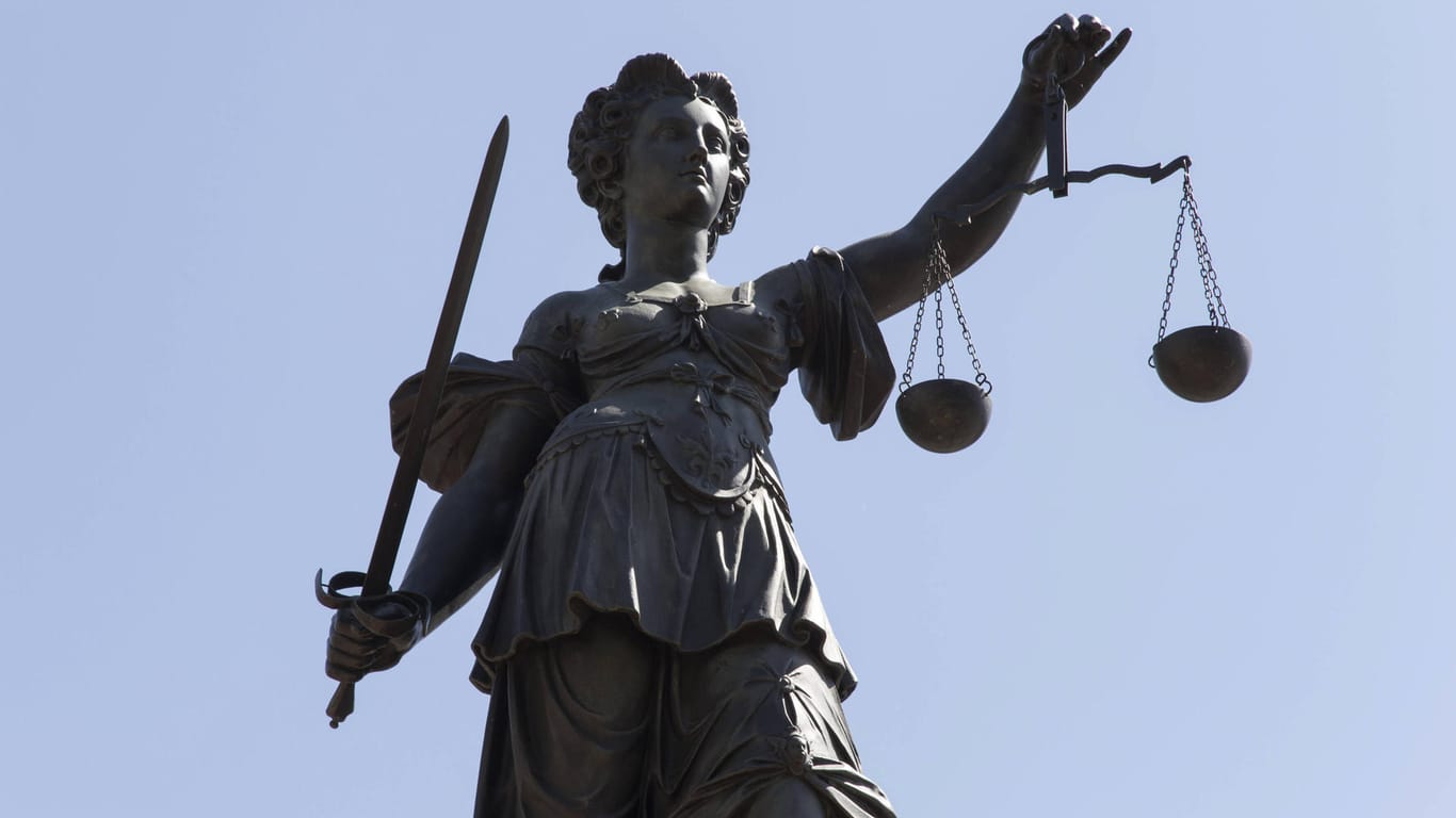 Justitia mit Waage und Schwert (Symbolbild): Das Landgericht Köln hat für den Prozess Termine bis Ende September festgelegt.