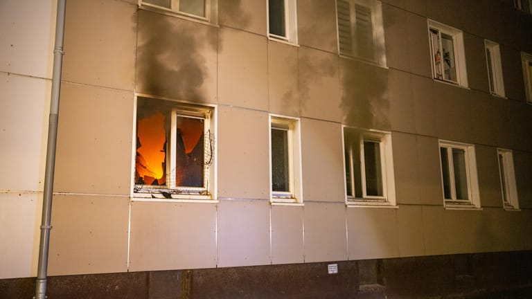 Flammen und Rauch dringen aus der Wohnung: Die Frau soll nach bisherigen Erkenntnissen durch den Brand gestorben sein.