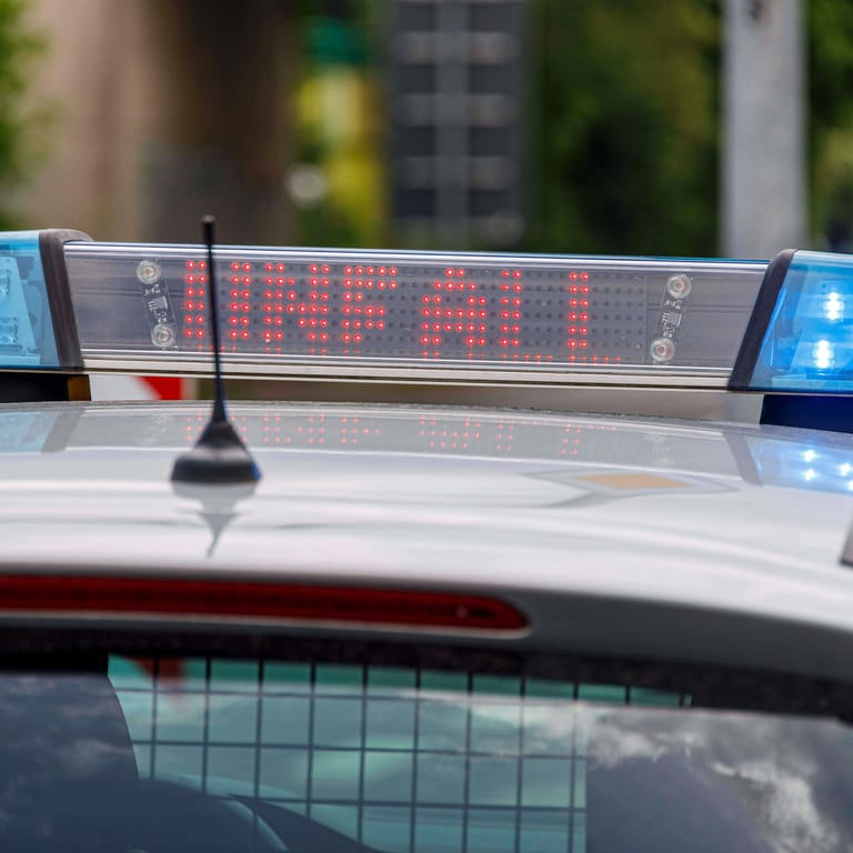 Ein Einsatzfahrzeug der Polizei mit Blaulicht, im Display steht Unfall (Symbolbild): Die Autobahn war nach dem Unfall für einige Stunden vollgesperrt.