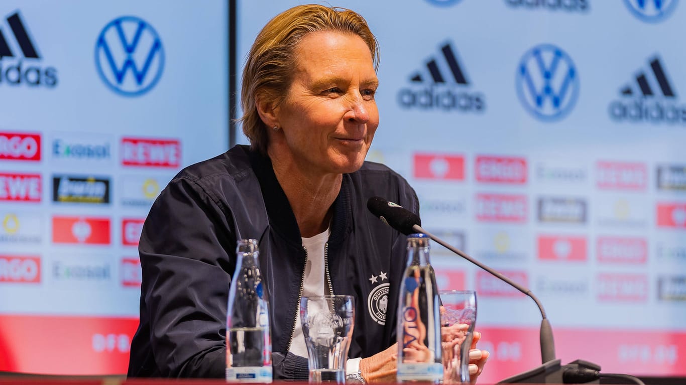 Bundestrainerin Martina Voss-Tecklenburg nominierte den vorläufigen Kader für die EM in England.