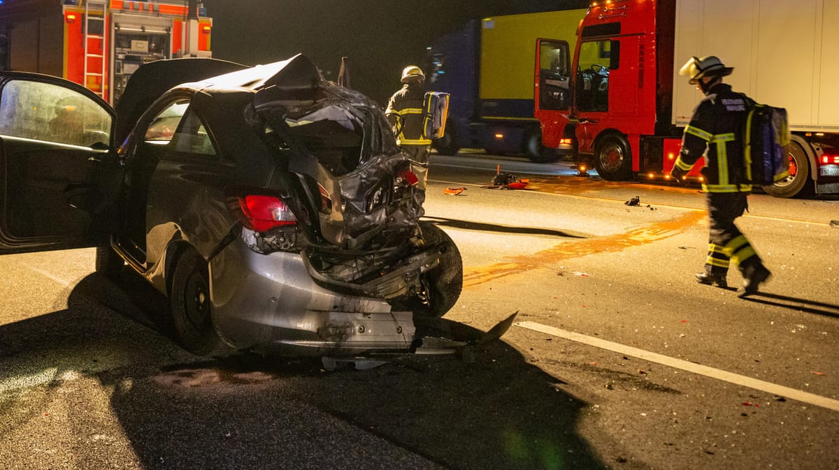 Hamburg: Sattelschlepper kracht auf Pannenfahrzeug