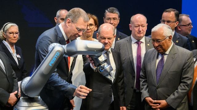 Bundeskanzler Olaf Scholz (M, SPD) und Antonio Costa (r), Premierminister von Portugal, betrachten neben Oliver Jung, Vorstandsvorsitzender Festo beim Eröffnungsrundgang auf der Hannover Messe 2022 einen Roboter mit pneumatischem Antrieb. Bundeskanzler Olaf Scholz (M, SPD) und Antonio Costa (r), Premierminister von Portugal, betrachten neben Oliver Jung, Vorstandsvorsitzender Festo beim Eröffnungsrundgang auf der Hannover Messe 2022 einen Roboter mit pneumatischem Antrieb.